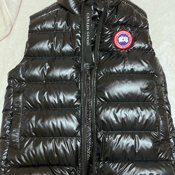 Selling a brand new Canada goose vest NEVER WORN got it as a gift too small - Picture 3 of 4
